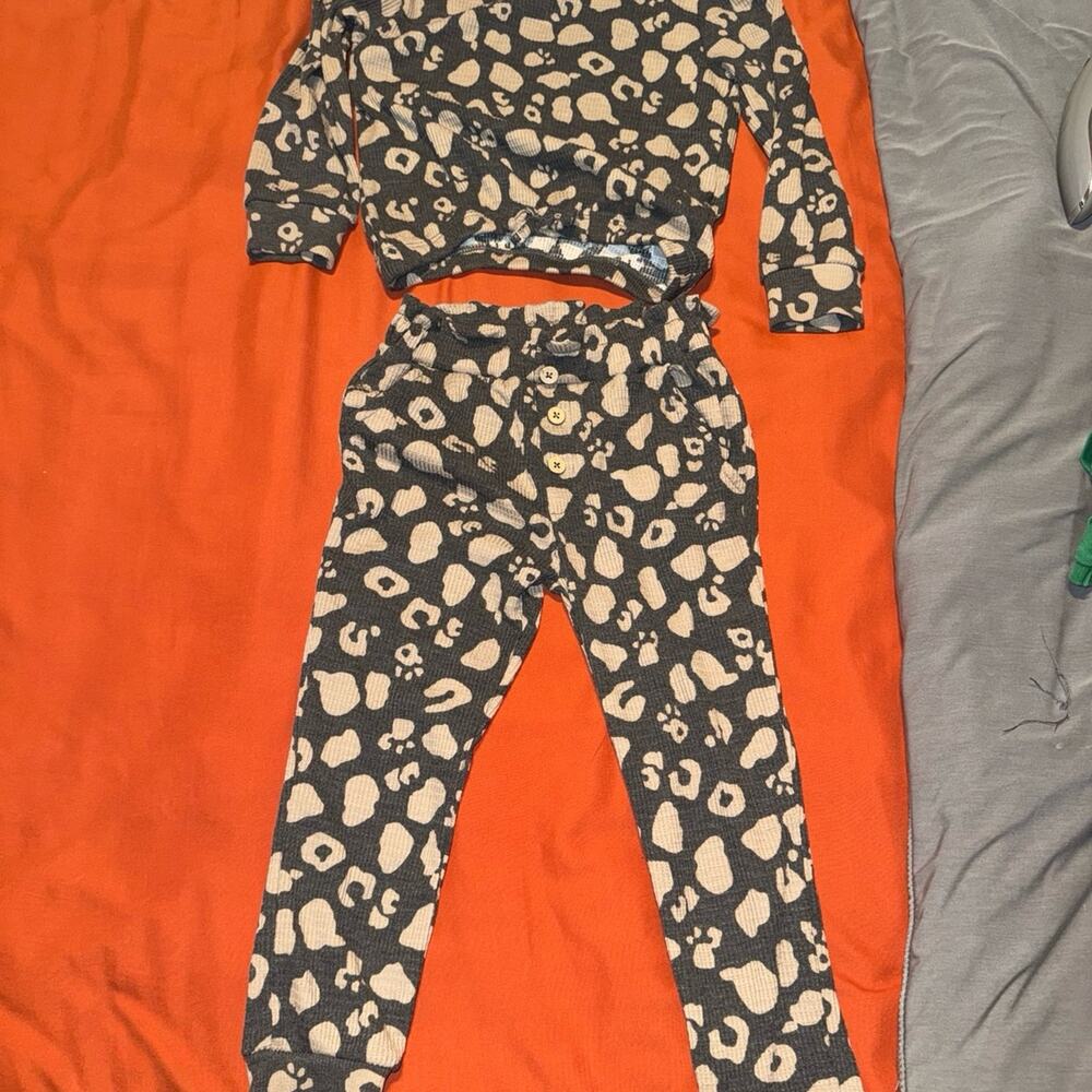 Jessica Simpson Girls 4T 2-Piece Leopard Waffle Knit Lounge Set Gray & Cream EUC